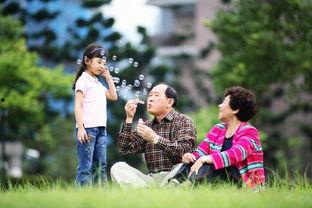娱乐吃瓜酱老爷爷打伞